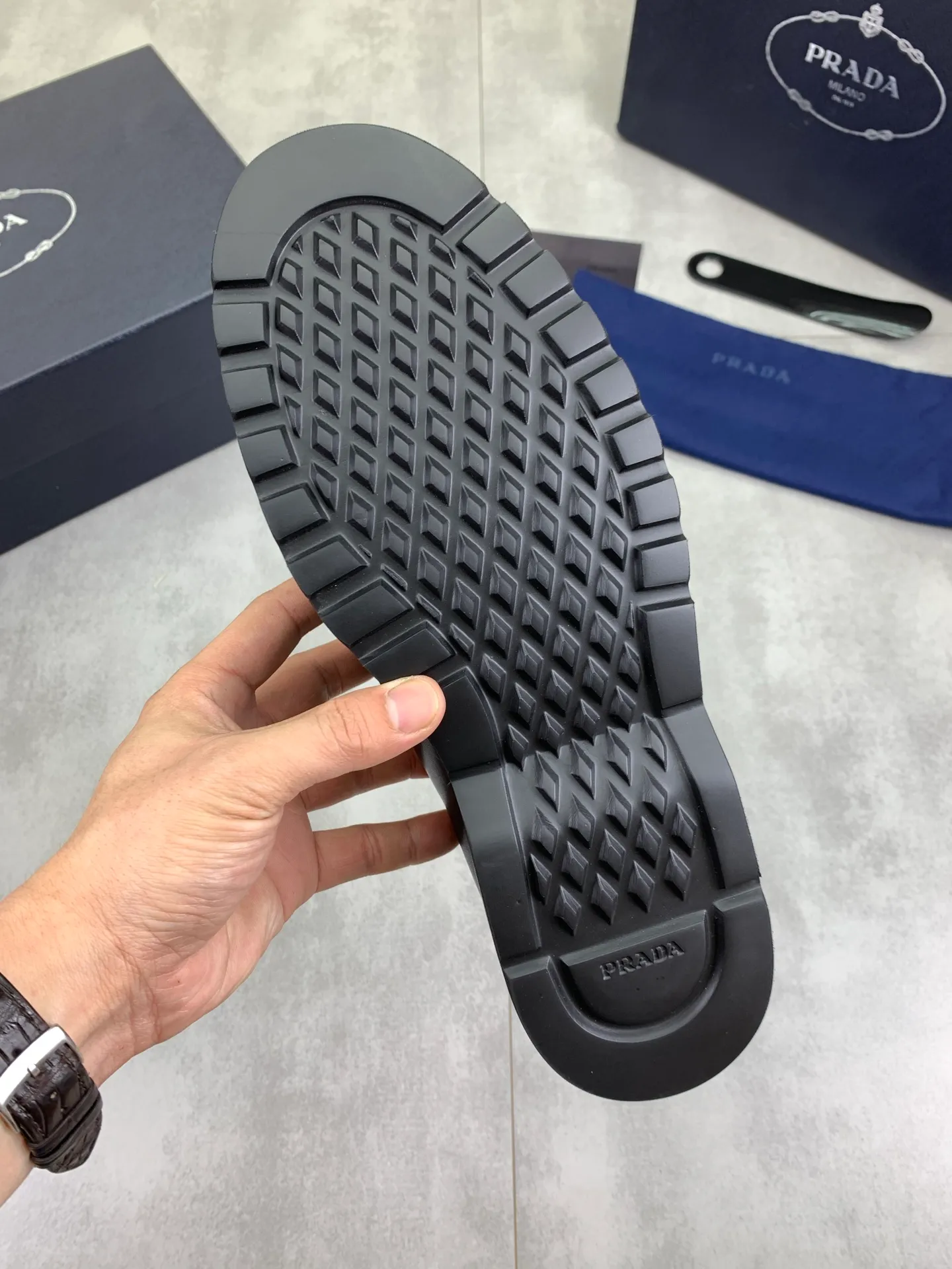 Factory price P860 💰Original quality, top version🔱 ＰＲＡＤＡPrada. Men's business casual leather shoes, top-quality leather shoes. 1:1 shipment ⬆️Luxurious and noble 👞All imported original color-rubbed edge beads, just to create a more comfortable wearing experience. Upper: Original comfortable open-edge bead rubbed color calfskin ➕Top imported water-dyed full cow lining, original lightweight and comfortable TPU foam combination bottom ✔️Code number: 39-45 (38.46 47 can be customized)
